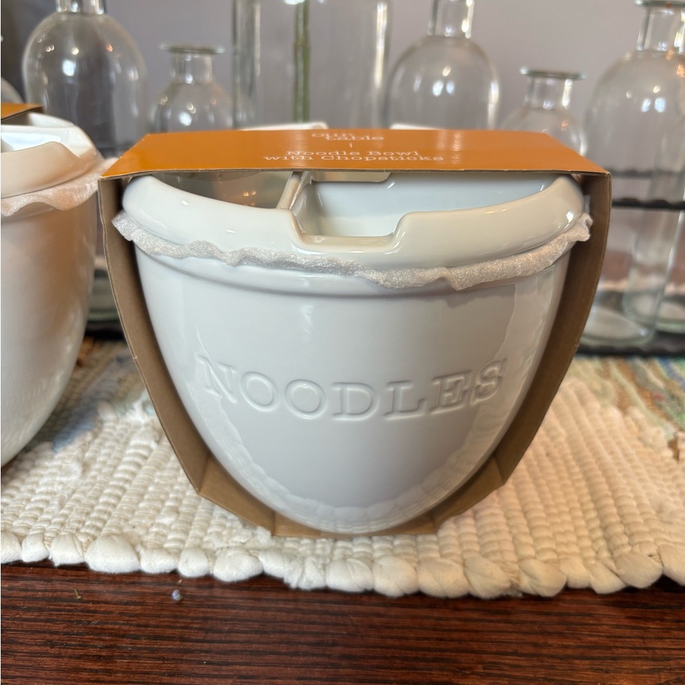 Our Table Ceramic Noodle Bowl with Lid and sauce compartments new